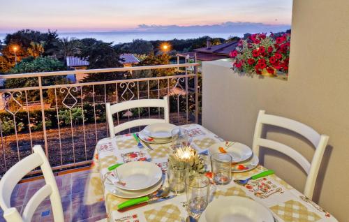 einen Tisch mit Tellern und Gläsern auf dem Balkon in der Unterkunft 2 Bedroom Lovely Apartment In Agropoli in Agropoli