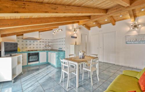eine Küche und ein Esszimmer mit Tisch und Stühlen in der Unterkunft 2 Bedroom Lovely Apartment In Agropoli in Agropoli