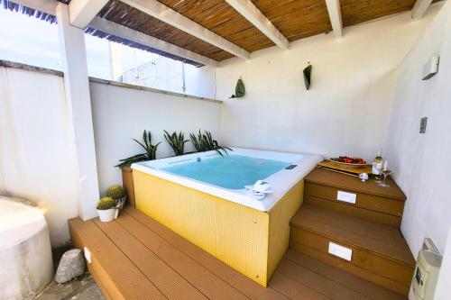 un jacuzzi en el medio de una habitación en Alcova Dora - JACUZZI e TRADIZIONE PUGLIESE nel CUORE di CEGLIE MESSAPICA, en Ceglie Messapica