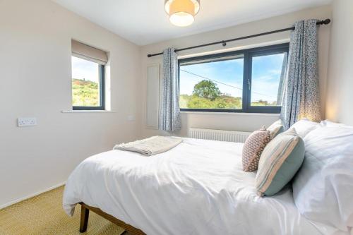 Postel nebo postele na pokoji v ubytování 4 Bed in St Ives oc-c33008