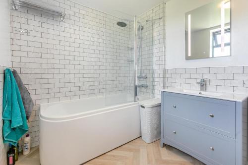 Koupelna v ubytování 4 Bed in St Ives oc-c33008