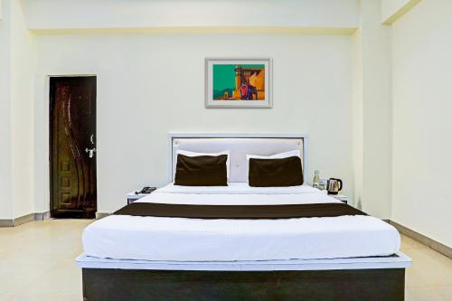 Postel nebo postele na pokoji v ubytování Collection O Hyderabad Gate IIT BHU