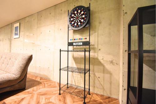 高松市にあるCommons Lodge Hikariの壁にダーツボードが付いた部屋