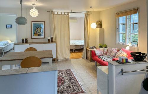 a living room with a couch and a table at 2 Bedroom Cozy Home In Hasle in Vysteby