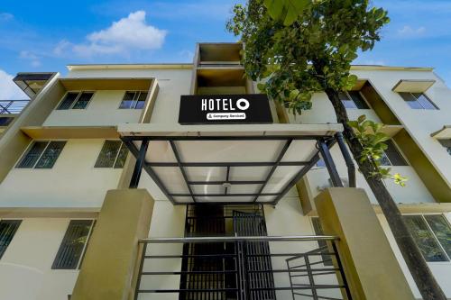 KakkayamにあるHotel O Calicut Near Calicut Medical Collegeのホテルの看板がある建物