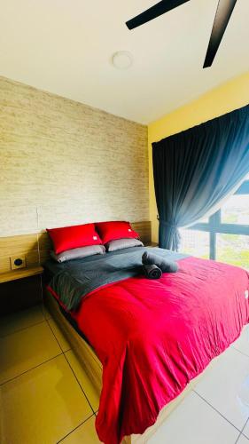 - une chambre avec un grand lit rouge et une fenêtre dans l'établissement Oliver Homestay by AK Group, à Cyberjaya