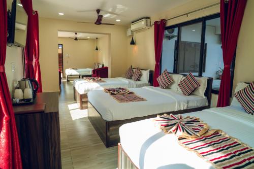 Letto o letti in una camera di Royal Resort, itahari