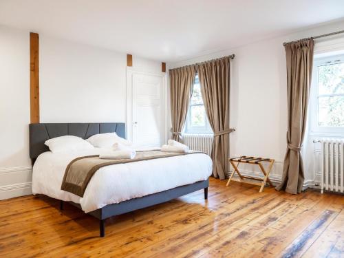 Katil atau katil-katil dalam bilik di Appartement 4 Chambres entre Histoire et Confort Château cœur Métropole Lyon