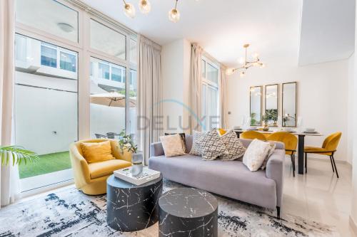 Furnished 3-Bedroom Townhouse, Just Minutes Drive from Al Marmoom Heritage Village and Popular Dubai Attractions, Albizia, Damac Hills 2 by Deluxe Holiday Homes