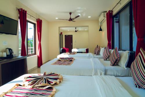 Letto o letti in una camera di Royal Resort, itahari