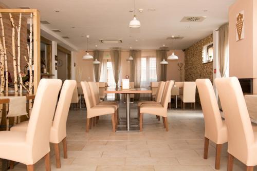 - une salle à manger avec une table et des chaises dans l'établissement Penzión u Vinára, à Veľký Krtíš