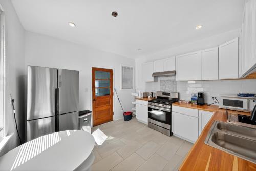 Η κουζίνα ή μικρή κουζίνα στο Chicago Getaway with Pool Table & Modern Comfort home