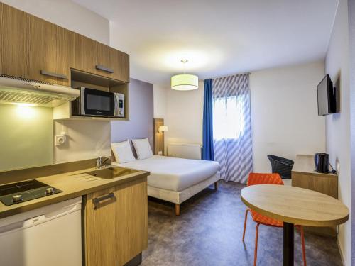 Η κουζίνα ή μικρή κουζίνα στο Aparthotel Adagio Access Saint Nazaire
