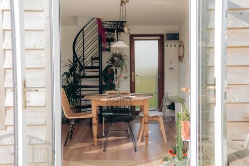 Φωτογραφία από το άλμπουμ του Unique Hot-tub Chalet with Balcony Views σε Γουέστπορτ