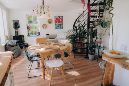 Χώρος καθιστικού στο Unique Hot-tub Chalet with Balcony Views