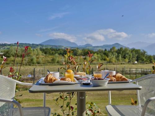ホテルの敷地内または近くでの食事または食べ物