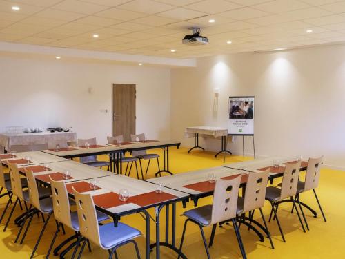 TV a/nebo společenská místnost v ubytování ibis Styles Fougeres