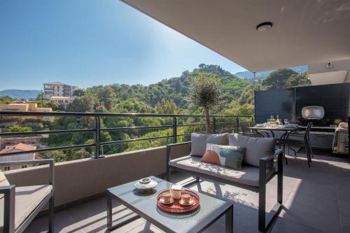 balcone con divano e tavolo con vista di Playa Marina a Bastia