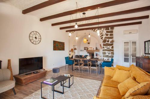 a living room with a couch and a table at Casa Lisa - appartement dans le village de Monticello vue mer in Monticello
