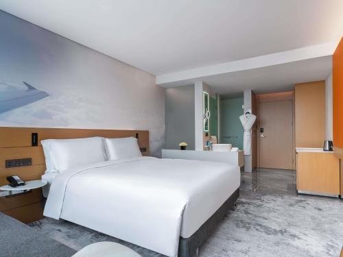 Кровать или кровати в номере Novotel Guangzhou Baiyun Airport - Canton Fair Free Shuttle Bus & Official Registration Agency