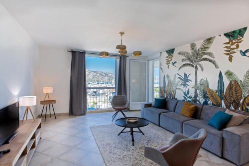 una sala de estar con un sofá y una mesa en Casa Sainte-Anne, en Saint-Florent