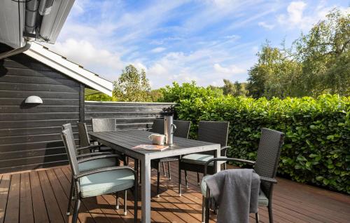 Un patio con una mesa y sillas en una terraza. en 3 Bedroom Amazing Home In Slagelse, en Drøsselbjerg