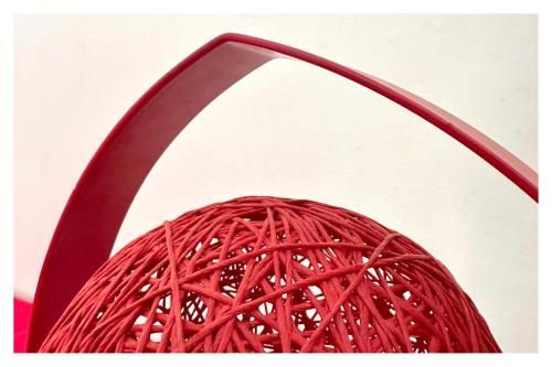 a close up of a piece of red yarn at La MAISON BLANCHE - Ch2A - CENTRAL - CALME - WIFI - White Butterfly Hotels in Dakar