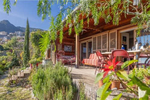 ein Haus mit einer Terrasse, einem Tisch und Stühlen in der Unterkunft Maison E Tre Petre in Valle-di-Campoloro