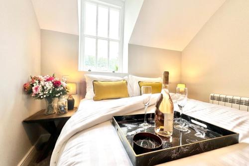 um quarto com duas camas com uma bandeja com taças de vinho em Cottage - Sleeps 2 - Pet friendly - Parking em Windermere