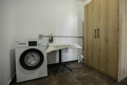a laundry room with a washing machine and a counter at Backpacker Hostel Kruje in Krujë