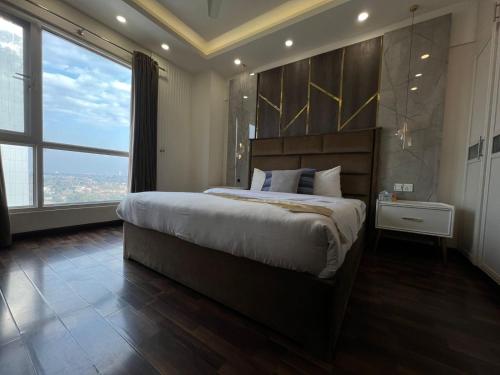 Ένα ή περισσότερα κρεβάτια σε δωμάτιο στο Elysium Tower Signature Apartments Opposite Centaurus Mall Islamabad