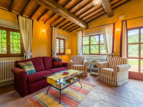 a living room with a purple couch and two chairs at Tuscan Charm in Greve in Le Bolle