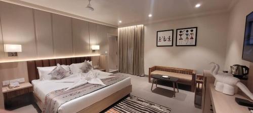 Una cama o camas en una habitación de Spectrum Hotel