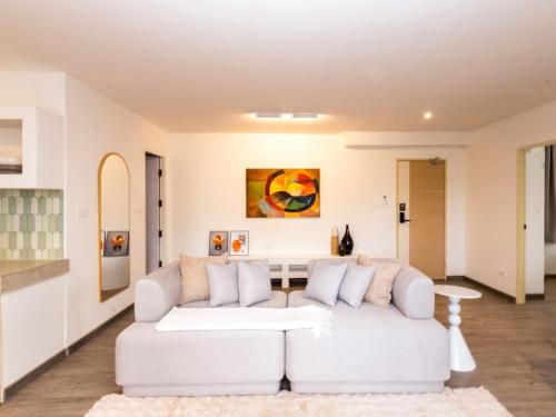 Ένα ή περισσότερα κρεβάτια σε δωμάτιο στο 2 Bedrooms for 4 Guests with Terrace in the Heart of Sathorn