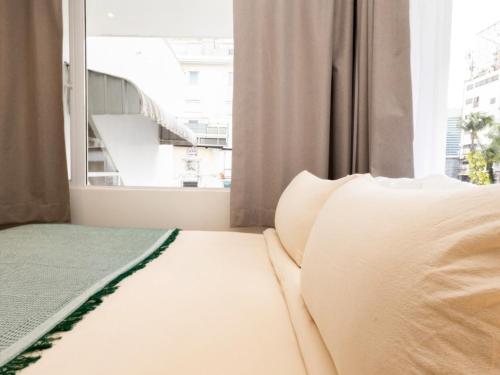 Ένα ή περισσότερα κρεβάτια σε δωμάτιο στο 2 Bedrooms for 4 Guests with Terrace in the Heart of Sathorn