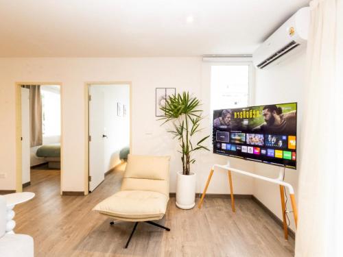 Μια τηλεόραση ή/και κέντρο ψυχαγωγίας στο 2 Bedrooms for 4 Guests with Terrace in the Heart of Sathorn