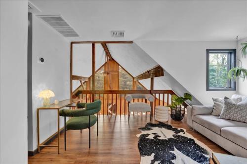 Posezení v ubytování Cozy Cabin with Hot Tub, Pets, Lake