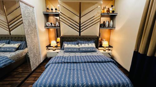Ένα ή περισσότερα κρεβάτια σε δωμάτιο στο Elysium Tower Signature Apartments Opposite Centaurus Mall Islamabad