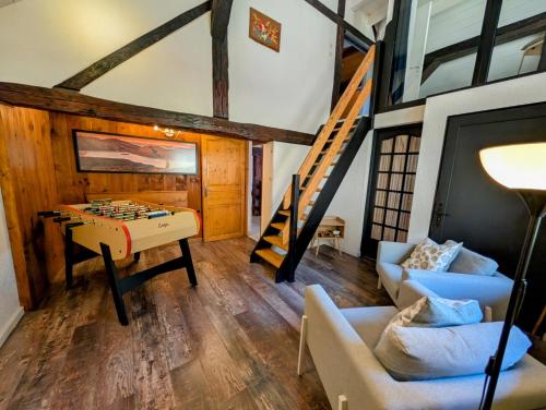 Le Chalet Cozy avec Spaにあるシーティングエリア