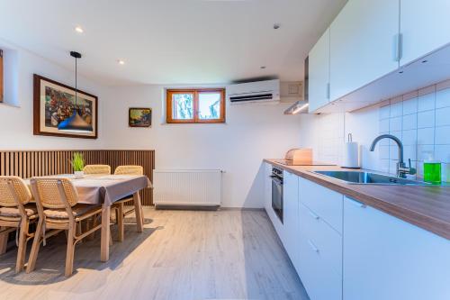 une cuisine et une salle à manger avec une table et des chaises dans l'établissement Flex SelfCheckIns 146 - Zagreb - 1 Bedroom - Loggia - WIFI, à Zagreb