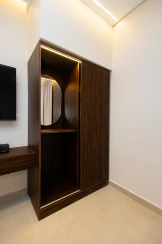 a room with a wooden partition with a mirror at Imperial Luxury Hotel in Cairo