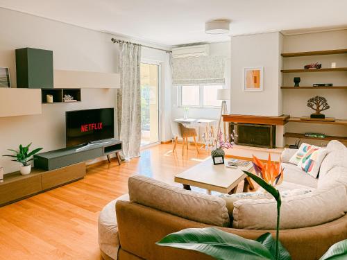 2BR home with Parking close to YGEIA, Mitera & OAKA