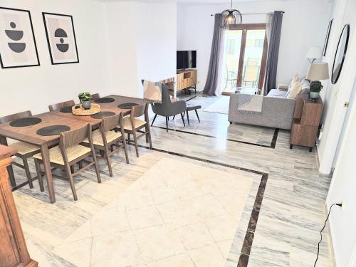 Monte Duquesa Luxury 2 Bed with pool close to Port and Beach