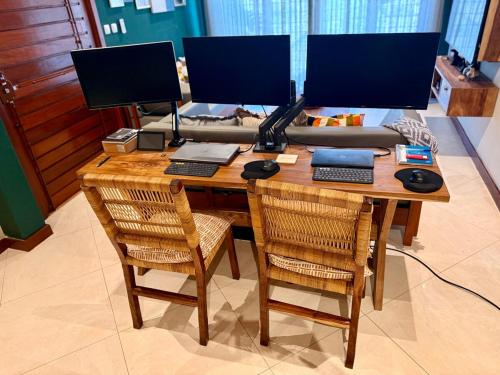 TV a/nebo společenská místnost v ubytování Rustic, Contemporary, Cozy with Home Office