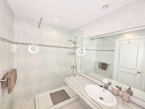 Ένα μπάνιο στο Monte Duquesa Luxury 2 Bed with pool close to Port and Beach