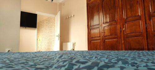 a bedroom with a large wooden door and a bed at Le mistral in Sidi MʼHamed