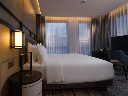 Katil atau katil-katil dalam bilik di Mercure Surabaya Manyar