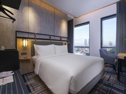 Katil atau katil-katil dalam bilik di Mercure Surabaya Manyar