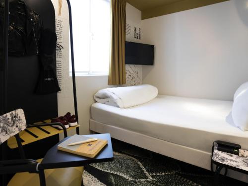 a small room with a bed and a table at ibis Styles Paris Gare De Lyon TGV in Paris