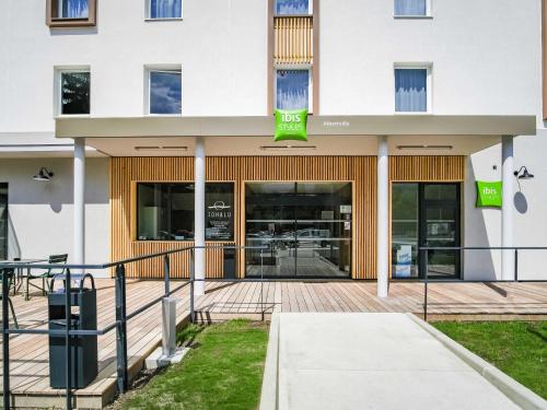 Η πρόσοψη ή η είσοδος του ibis Styles Albertville